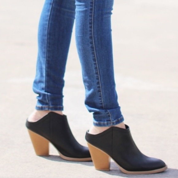 Comfy DV Target Brand Black Faux Leather Mule - Picture 2 of 8